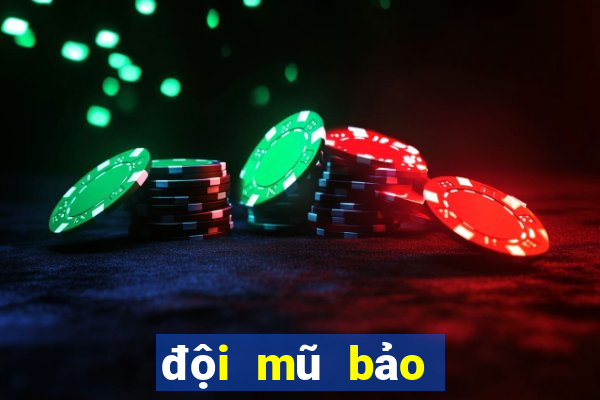 đội mũ bảo hiểm bết tóc