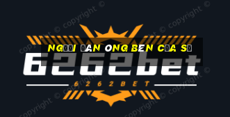 người đàn ông bên cửa sổ