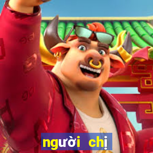 người chị đang chơi game bị em đòi máy