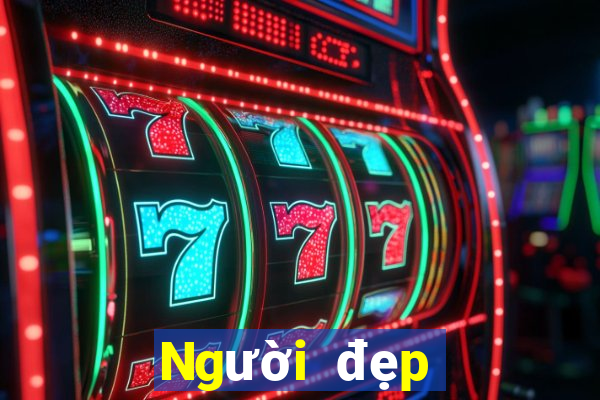 Người đẹp lớn chơi game bài