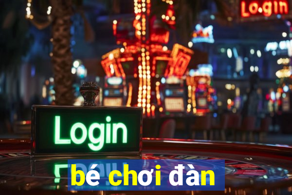 bé chơi đàn